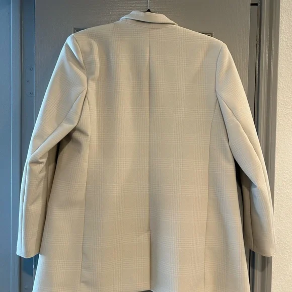 Elegant Cream Blazer with Plaid Detail - Picture 2 of 2